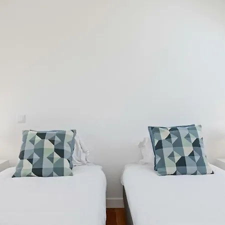 Stunning 2 Bed Apt Sleeps 4, Nr Penha De Franca דירה ליסבון