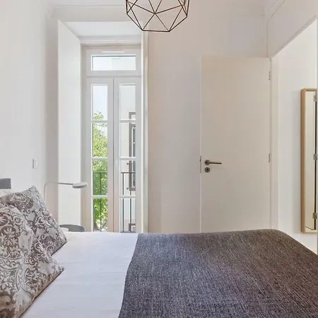 Stunning 2 Bed Apt Sleeps 4, Nr Penha De Franca * Lissabon