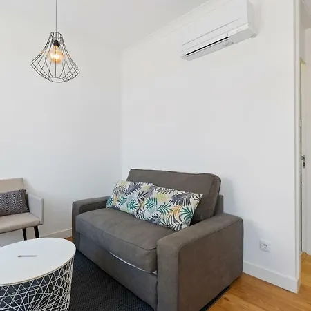 Stunning 2 Bed Apt Sleeps 4, Nr Penha De Franca דירה