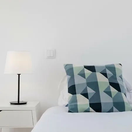 Stunning 2 Bed Apt Sleeps 4, Nr Penha De Franca דירה