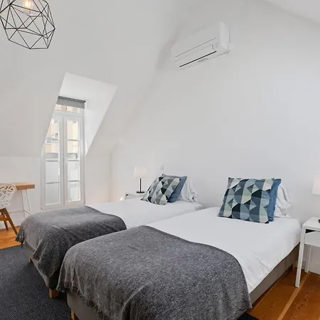 Stunning 2 Bed Apt Sleeps 4, Nr Penha De Franca דירה *